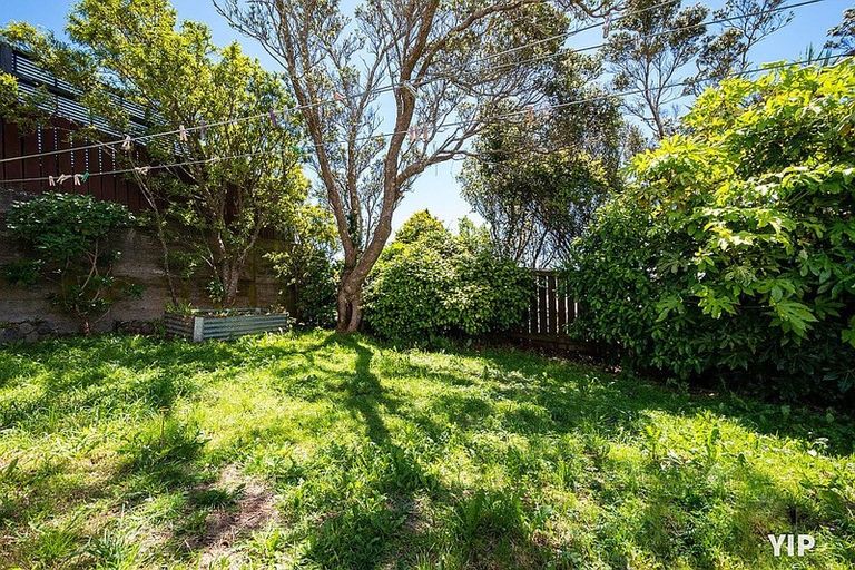 Photo of property in 8 Link Road, Newlands, Wellington, 6037