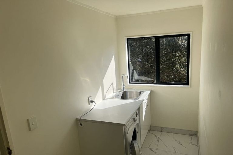Photo of property in 2/5 Mchardy Place, Glenfield, Auckland, 0627