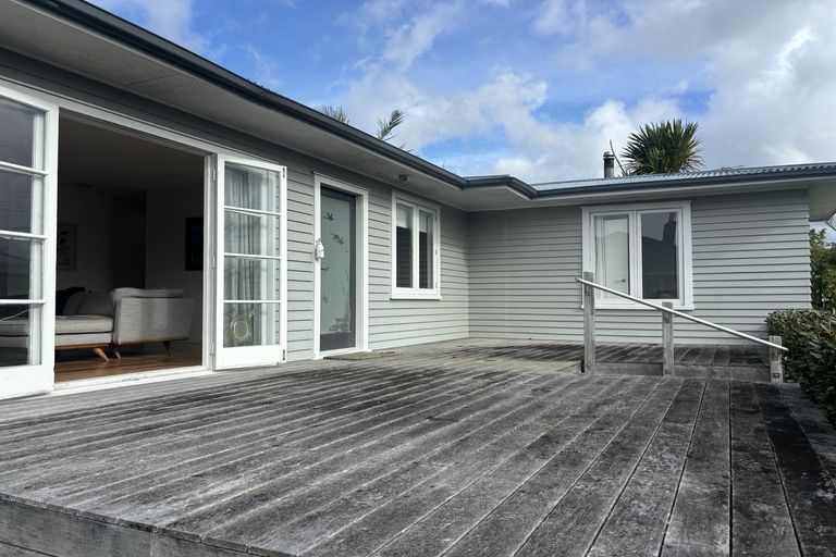 Photo of property in 118 Matipo Road, Te Atatu Peninsula, Auckland, 0610