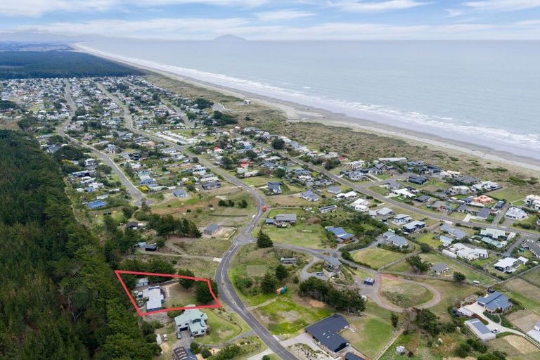 Photo of property in 208 Park Avenue, Waitarere Beach, Levin, 5510
