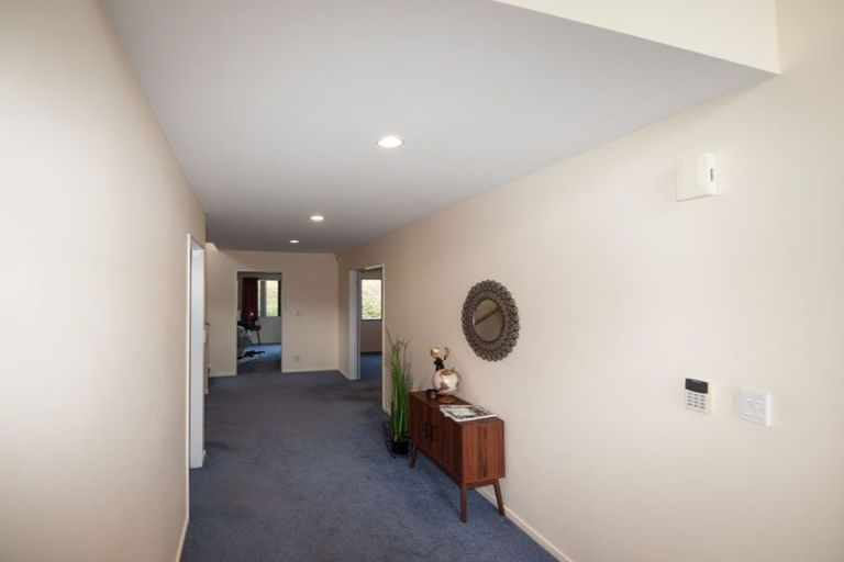 Photo of property in 33 Amesbury Drive, Churton Park, Wellington, 6037