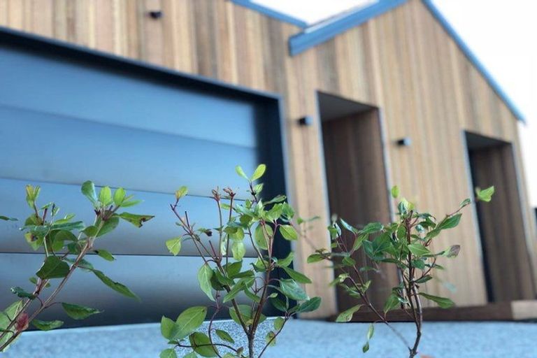 Photo of property in 15 Mount Creighton Crescent, Wanaka, 9305