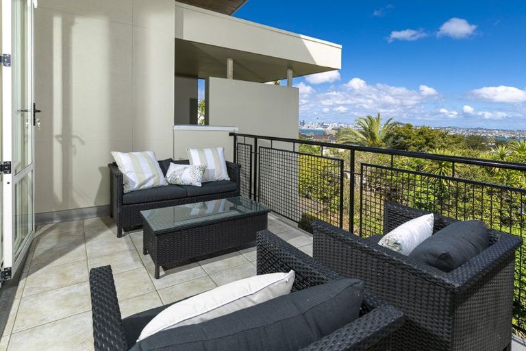 Photo of property in 1/166 Mokoia Road, Chatswood, Auckland, 0626