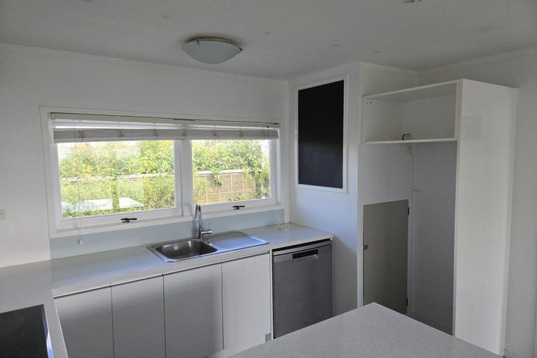 Photo of property in 2/77 Old Lake Road, Narrow Neck, Auckland, 0624