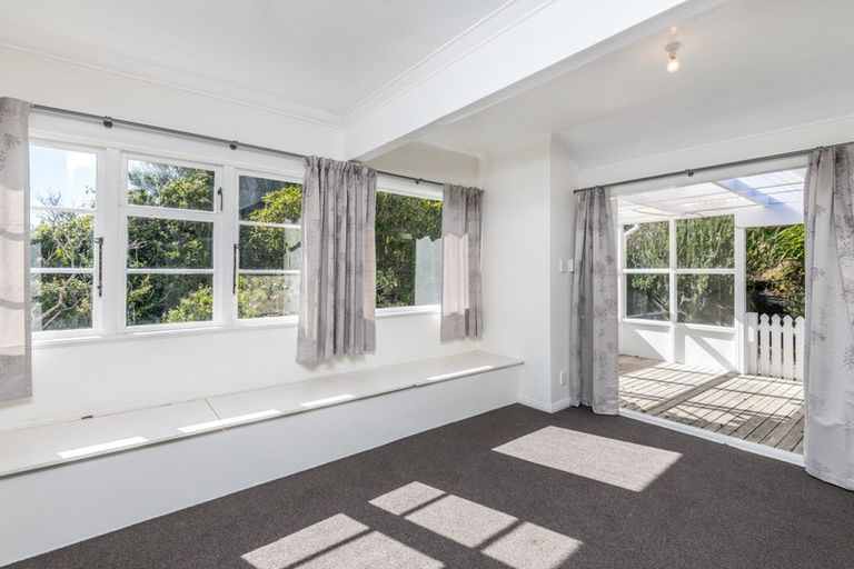 Photo of property in 11 Miles Crescent, Newlands, Wellington, 6037