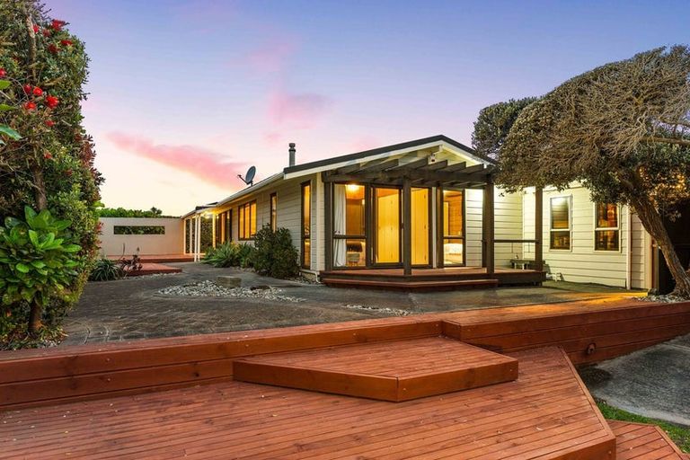 Photo of property in 10 Jane Street, Waikanae Beach, Waikanae, 5036