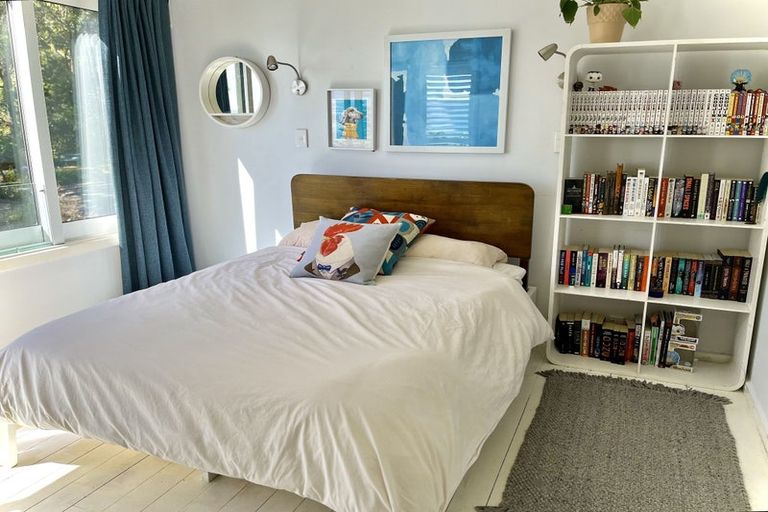 Photo of property in 11 Richmond Road, Mahina Bay, Lower Hutt, 5013