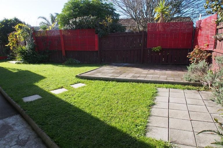 Photo of property in 8 Katrina Place, Massey, Auckland, 0614