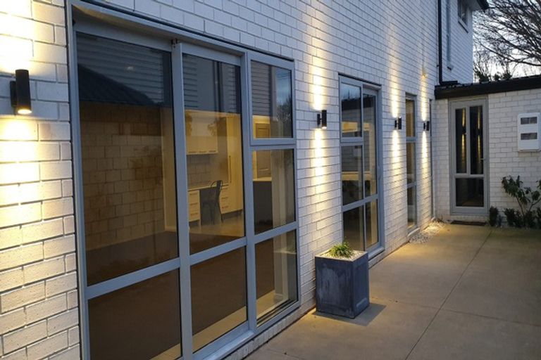 Photo of property in 142a Holly Road, St Albans, Christchurch, 8014