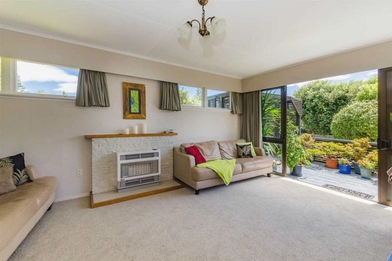 Photo of property in 37 Mazengarb Road, Paraparaumu Beach, Paraparaumu, 5032