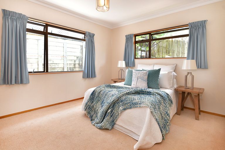 Photo of property in 1 Orewa Heights Crescent, Orewa, 0931