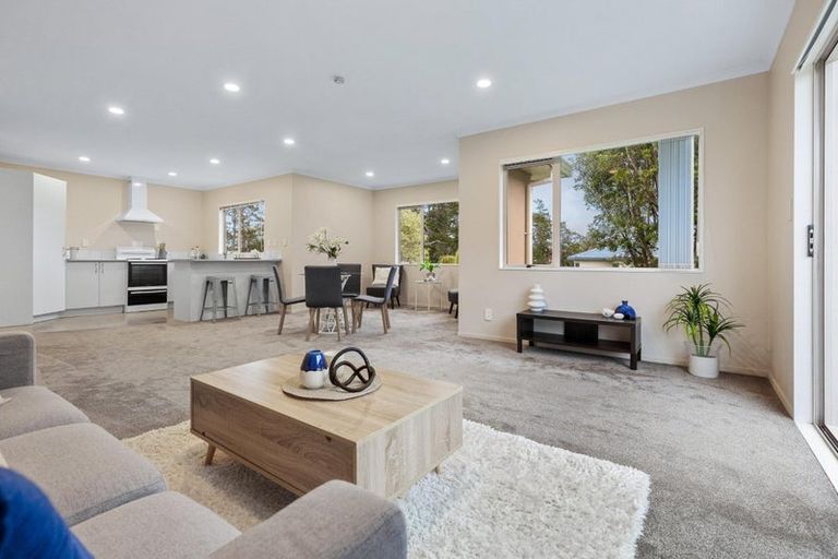 Photo of property in 20 Quincey Place, Massey, Auckland, 0614