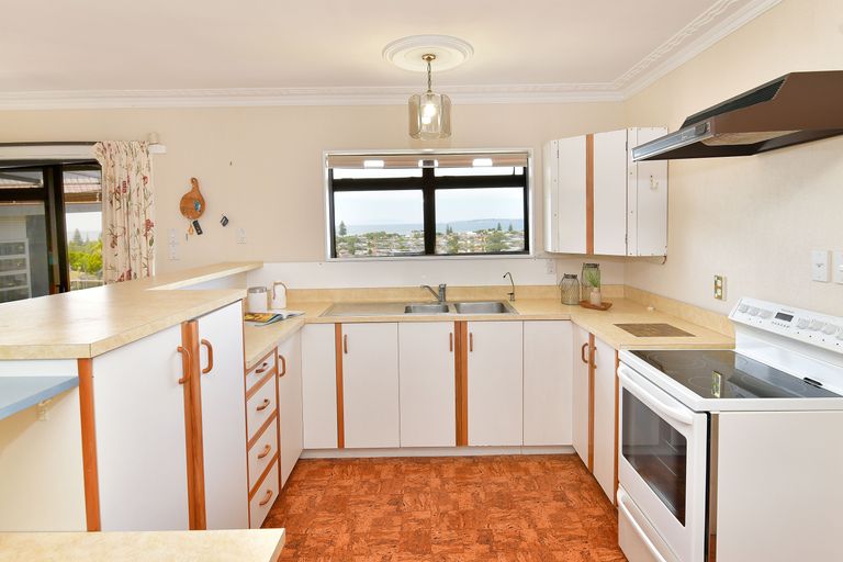 Photo of property in 1 Orewa Heights Crescent, Orewa, 0931
