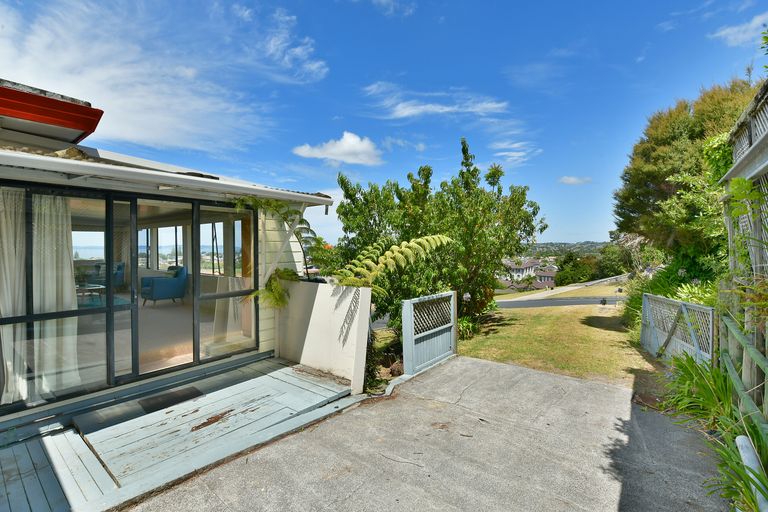 Photo of property in 1 Orewa Heights Crescent, Orewa, 0931