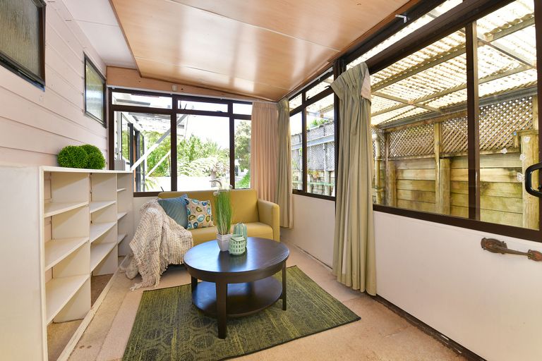 Photo of property in 1 Orewa Heights Crescent, Orewa, 0931