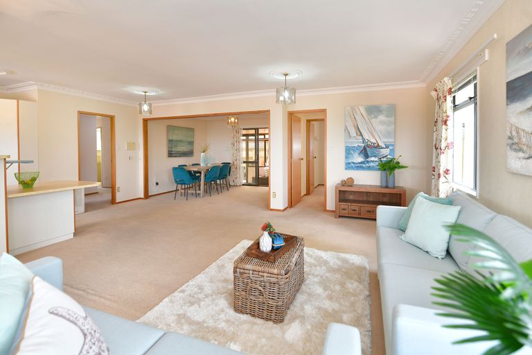 Photo of property in 1 Orewa Heights Crescent, Orewa, 0931