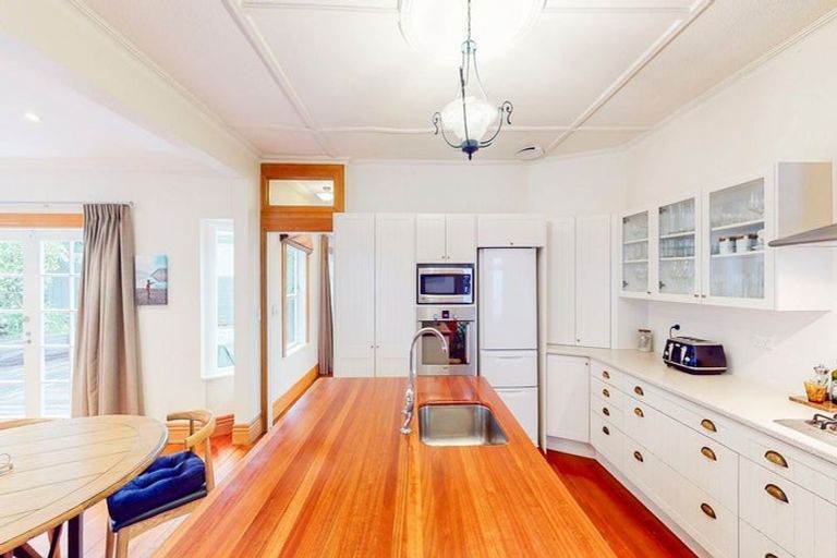 Photo of property in 74 Glenmore Street, Northland, Wellington, 6012