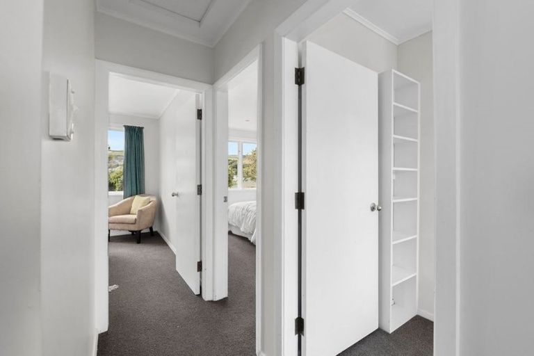 Photo of property in 16 Kereru Bend, Tawa, Wellington, 5028