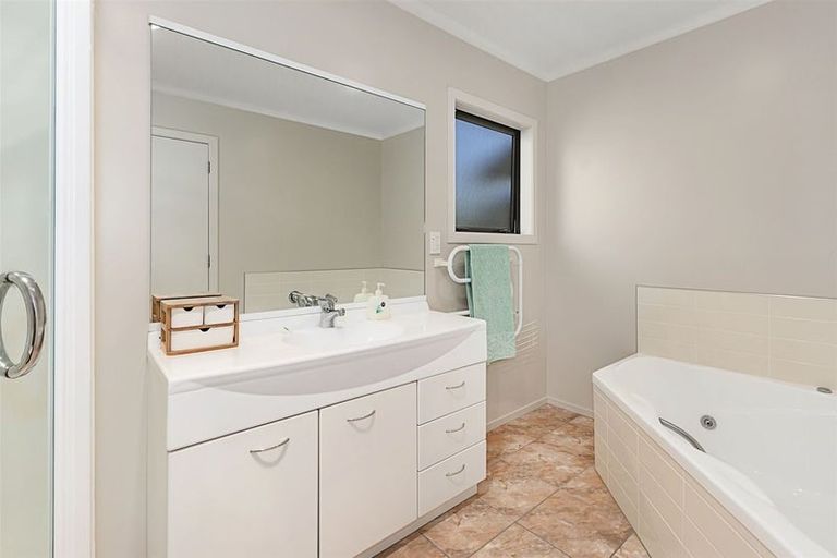 Photo of property in 21 Aspiring Terrace, Aotea, Porirua, 5024