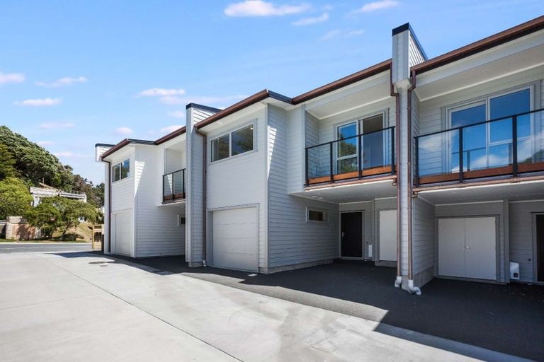 Photo of property in 2/7 Grays Road, Plimmerton, Porirua, 5026