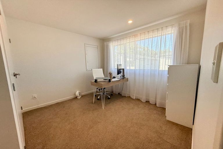 Photo of property in 9 Korowha Place, New Lynn, Auckland, 0600