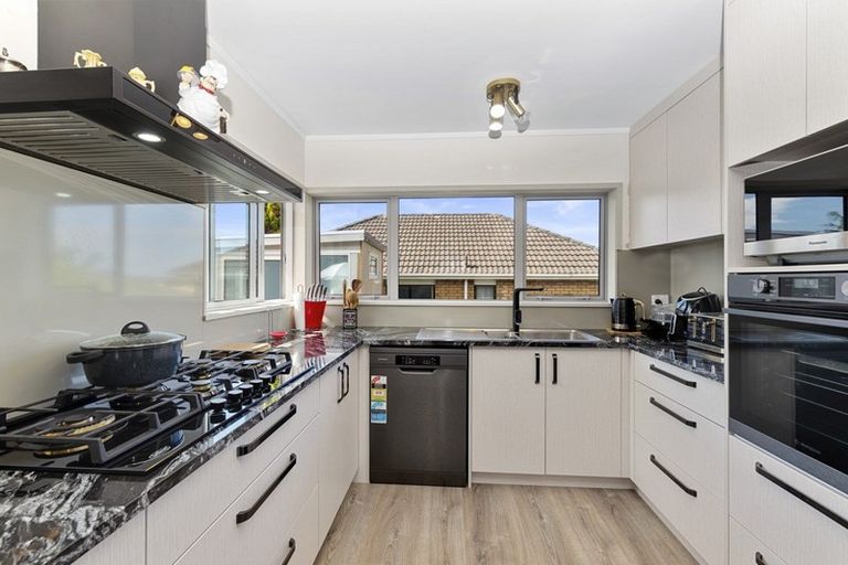 Photo of property in 2/5 Spring Grove, Henderson, Auckland, 0612