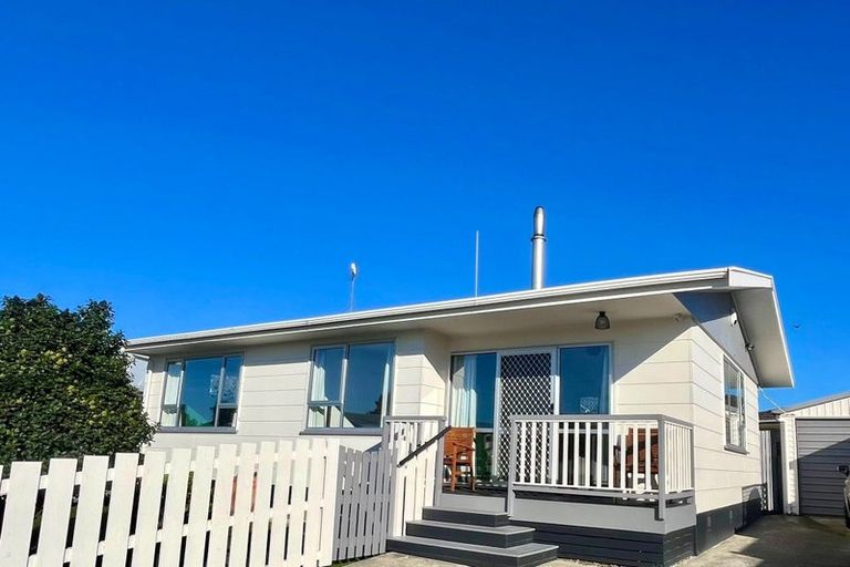 Photo of property in 4 Tiller Close, Kelvin Grove, Palmerston North, 4414