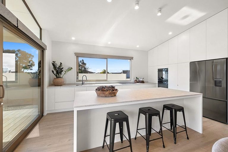 Photo of property in Mangorei Road, Strandon, 4312