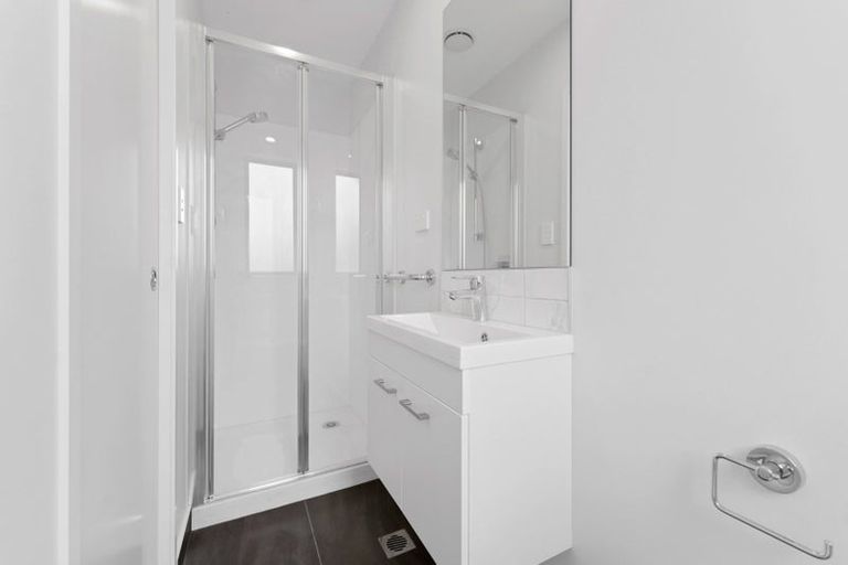 Photo of property in 66e Royal View Road, Te Atatu South, Auckland, 0610