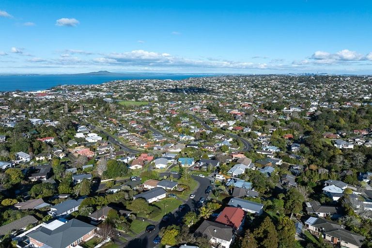 Photo of property in 11 Barker Rise, Northcross, Auckland, 0632