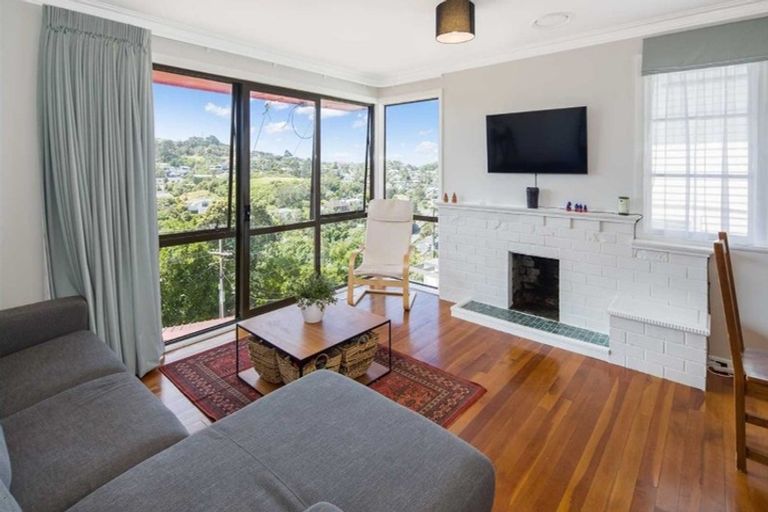 Photo of property in 102 Ruskin Road, Newlands, Wellington, 6037