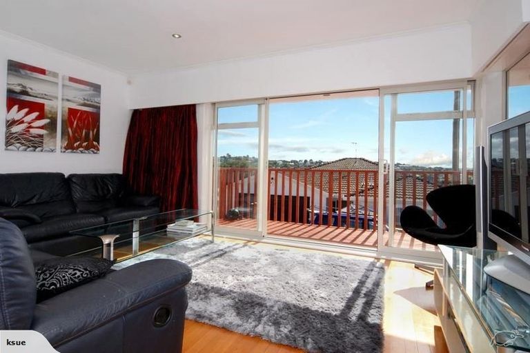 Photo of property in 1/74 Pupuke Road, Hillcrest, Auckland, 0627