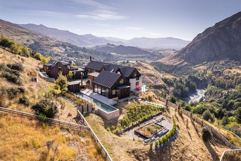 Photo of property in 12 Crow's Nest Road, Arthurs Point, Queenstown, 9371