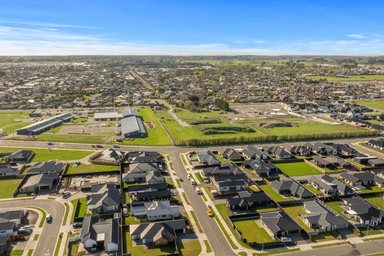 Photo of property in 8 Mccahon Drive, Rangiora, 7400