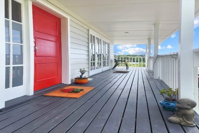 Photo of property in 9 Trosk Place, Waiuku, 2123