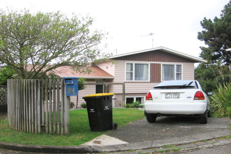 Photo of property in 9 Merritt Way, Newlands, Wellington, 6037