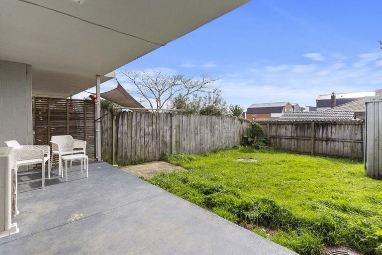 Photo of property in 1/242 Great North Road, Henderson, Auckland, 0612