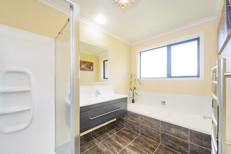 Photo of property in 2a Galea Grove, Kelvin Grove, Palmerston North, 4414