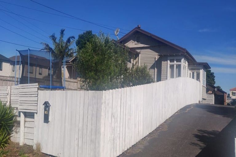 Photo of property in 118a Hutchinson Avenue, New Lynn, Auckland, 0600