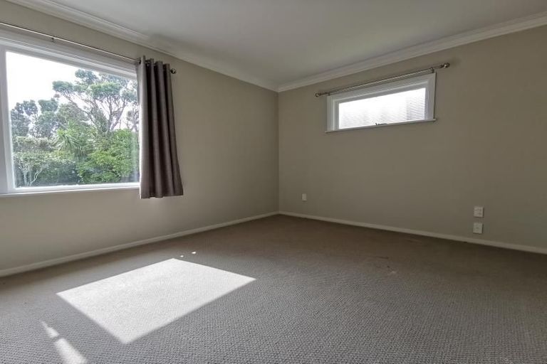 Photo of property in 96 Glanmire Road, Newlands, Wellington, 6037