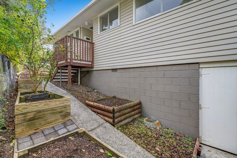 Photo of property in 12 Finn Place, Totara Vale, Auckland, 0629