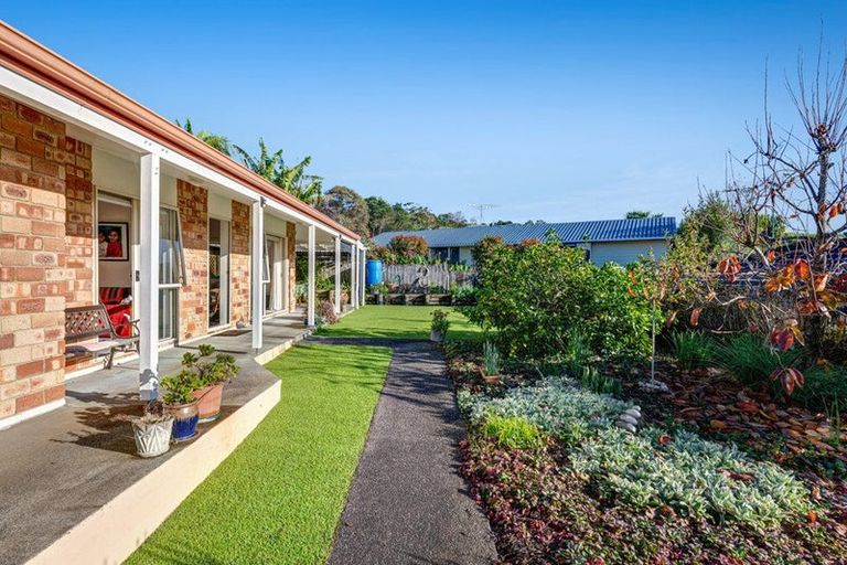 Photo of property in 72 Cabeleigh Drive, Helensville, 0800