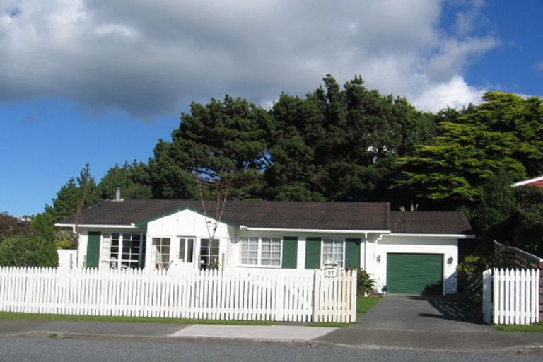 Photo of property in 57 Churton Drive, Churton Park, Wellington, 6037