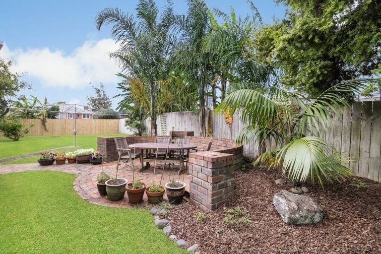 Photo of property in 10 Scanlen Terrace, Kelston, Auckland, 0602