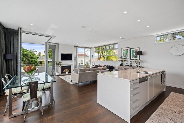 Photo of property in 2/2a Earnoch Avenue, Takapuna, Auckland, 0622