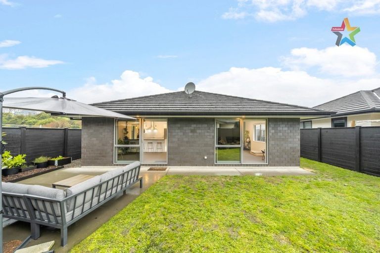 Photo of property in 2 Mooring Close, Whitby, Porirua, 5024