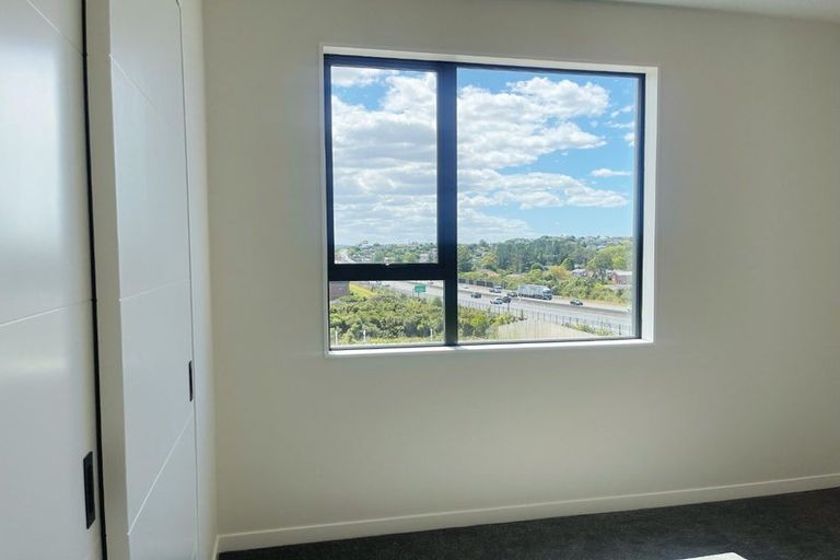 Photo of property in 18 Puihi Crescent, Massey, 0614