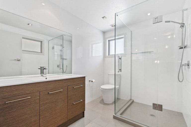 Photo of property in 1/20 Knights Road, Rothesay Bay, Auckland, 0630