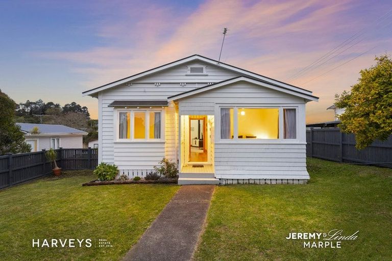 Photo of property in 10 Woodglen Road, Glen Eden, Auckland, 0602