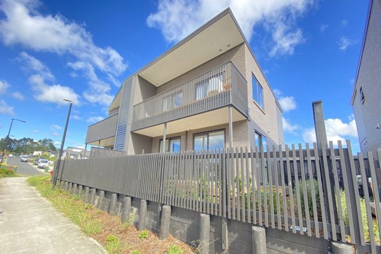 Photo of property in 2/38 Jane Maree Road, Kumeu, 0810